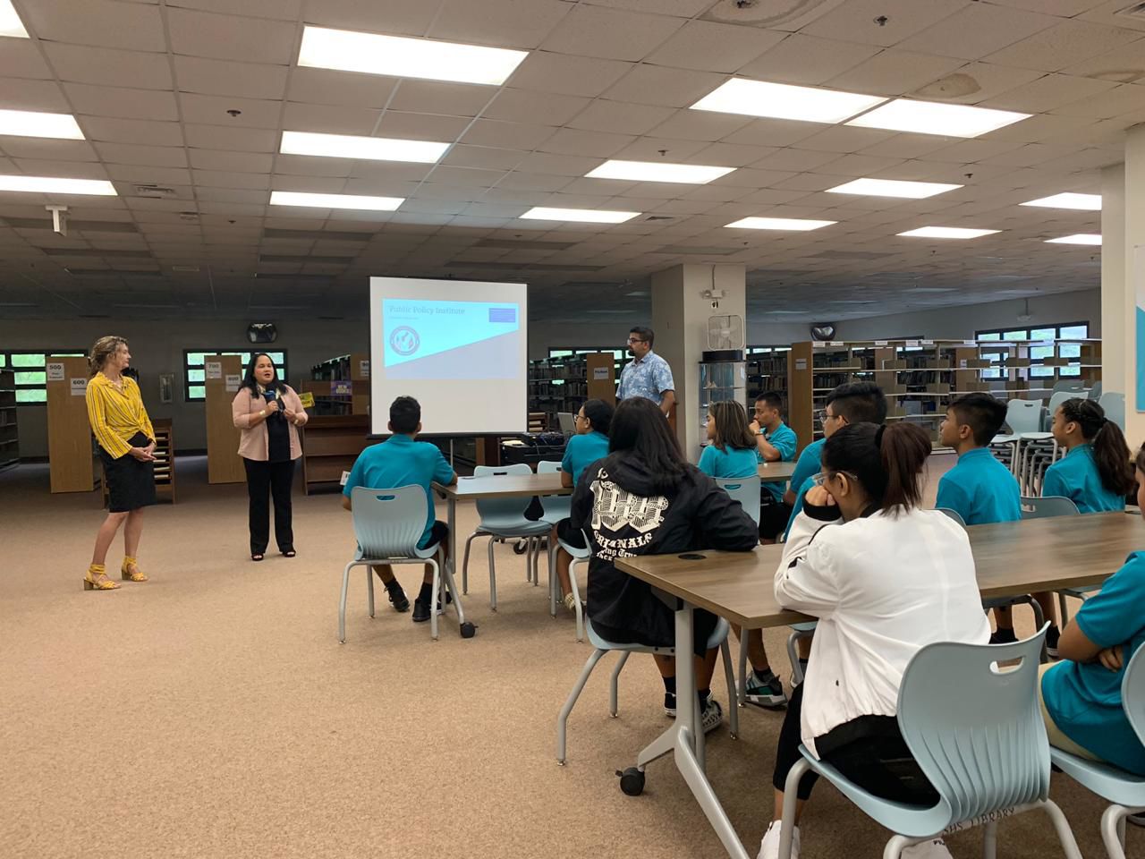Speaker discusses internship with students